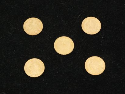 null 5 pièces de 20 francs or (1908, 1905, 1907, 1908, 1906). Poids total : 32,2...