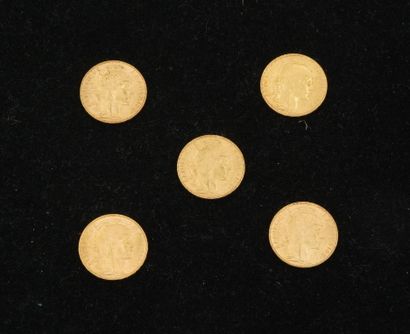null 5 pièces de 20 francs or (1904 (x4), 1903). Poids total : 32,24g