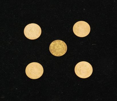 null 5 pièces de 20 francs or (1907 (x2), 1909, 1914, 1850). Poids total : 32,20...