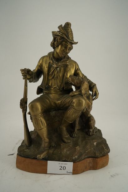 null ECOLE DE LA FIN DU XIXe, Chasseur et son chien, sculpture en métal doré, H....