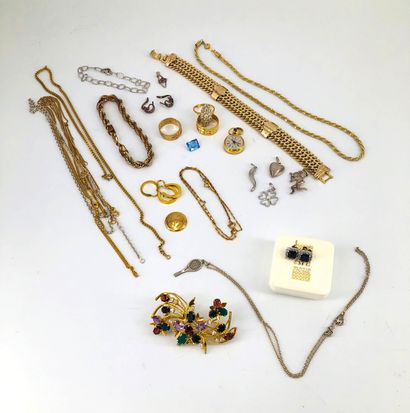 null Réunion de bijoux en métal et métal doré comprenant : deux bagues, une broche...