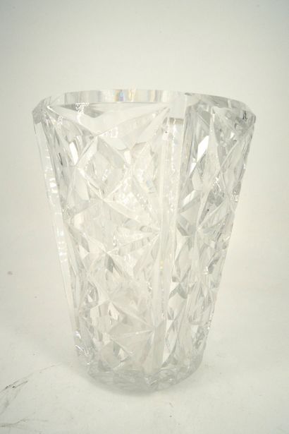 null *BACCARAT, Vase en cristal taillé à motifs losangés, H. 22,5 cm
