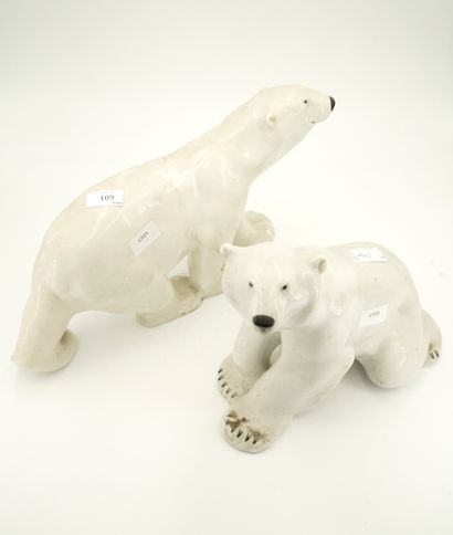 null Dans le goût de François Pompon, deux ours polaires en faïence émaillée bla...