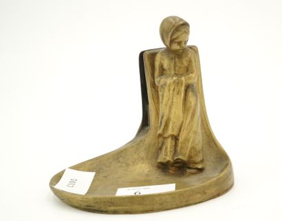 null Peter TERESZCZUK (1875-1963), Vide-poche à la fillette, bronze à patine dorée...