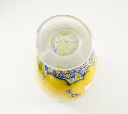 null MOCKBA, Vase de forme ovoïde sur piédouche en verre teinté jaune et bleu. On...