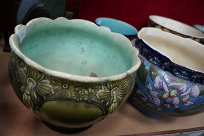 null Six cache-pots en céramique émaillée à décor floral. Style Art Nouveau. (ac...