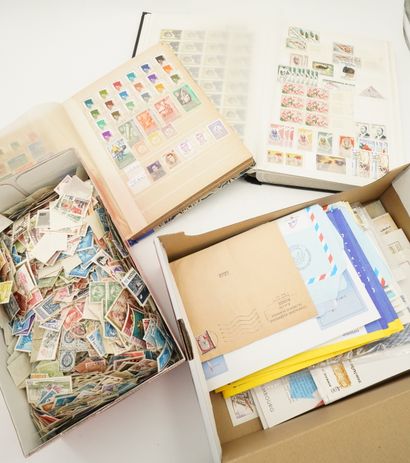 null Deux classeurs de timbres neufs tous pays, un ensemble d'oblitérés tous pays...