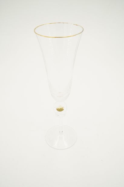 null DAUM France, Douze flûtes à champagne en cristal, la coupe à filet doré reposant...