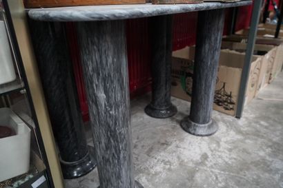 null Deux consoles à plateau ovale en marbre gris reposant sur un piètement colonne,...