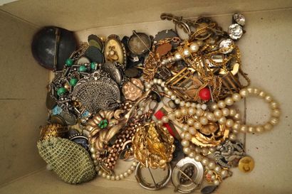 null Réunion de bijoux fantaisie anciens comprenant : broches, colliers et divers....
