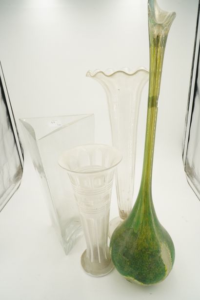 null Un vase soliflore tulipe en verre incolore, un vase soliflore overlay blanc,...