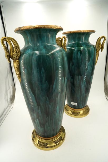 null Paire de grands vases de forme ovoïde en céramique émaillée vert flammée, dans...