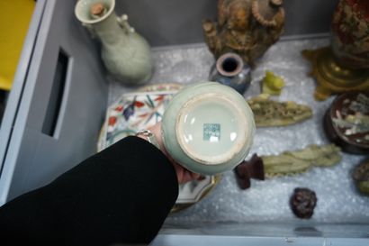 null Réunion de porcelaines chinoises dont : paire de vases céladon, deux assiettes...
