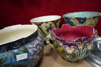 null Six cache-pots en céramique émaillée à décor floral. Style Art Nouveau. (ac...