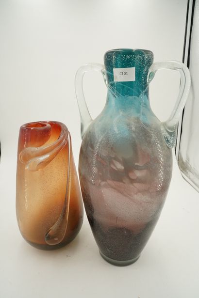 null Un vase de forme ovoïde et un vase formant amphore en verre teinté bullé.