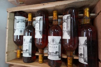 null 12 bouteilles Sauternes, Château de Malle, 1974, étiquettes tachées. Dans sa...