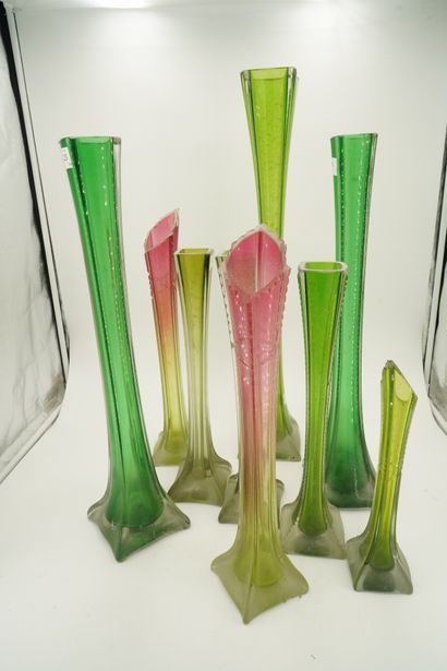 null Neuf vases soliflores en verre teinté vert ou rose. Accidents.