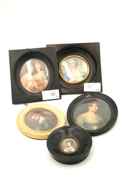 null Réunion de cinq miniatures sous verre représentant des portraits de femme, dans...