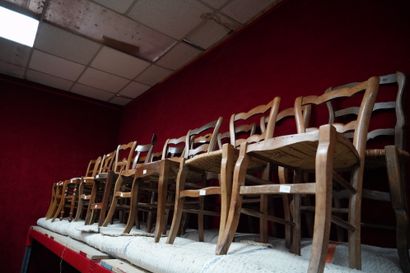 null Dix-huit chaises paillées en bois verni, style rustique, différents modèles