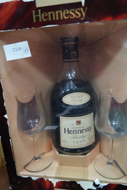 null 1 bouteille Cognac Henessy Privilège VSOP. Dans son coffret accompagné de deux...