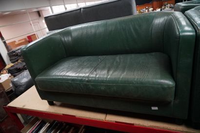 null Un canapé et deux fauteuils en skaï vert