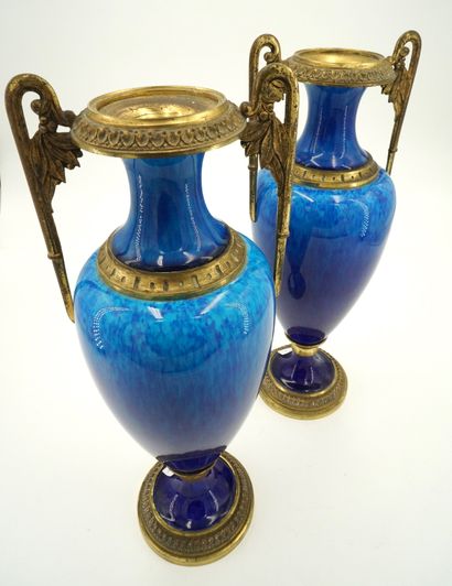 null Paire de vases en porcelaine bleu de forme balustre en porcelaine, monture en...