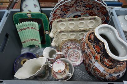 null Réunion de pièces en porcelaine diverse, dont plats et vases Imari, plat à asperges...