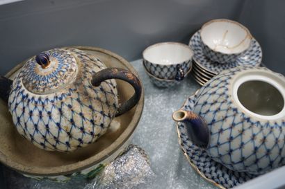 null Service à thé en porcelaine russe à décor de croisillons bleus sur fond blanc....