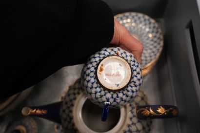 null Service à thé en porcelaine russe à décor de croisillons bleus sur fond blanc....
