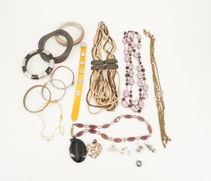 null Réunion de bijoux fantaisie comprenant : bracelets jonc et colliers divers....