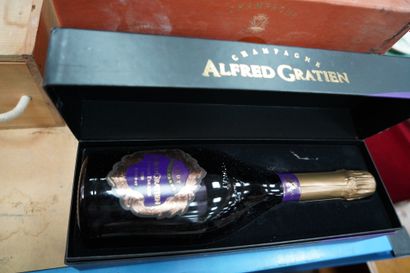 null Une bouteille Champagne Mailly Grand Cru 2008, dans son coffret en bois. Une...
