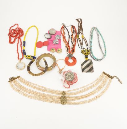 null Réunion de bijoux fantaisie comprenant : bracelets, bracelets joncs, colliers,...
