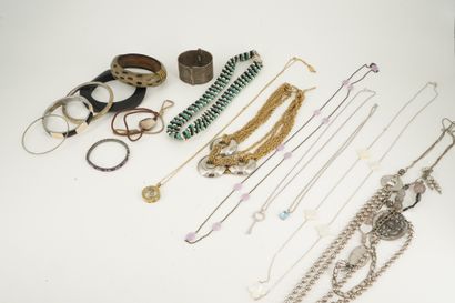 null Réunion de bijoux fantaisie comprenant : collier orné de strass, bracelets jonc,...
