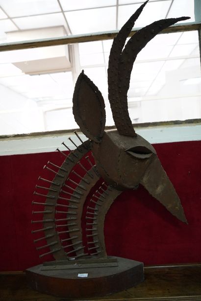 null Sculpture en métal soudé et clous figurant une antilope. Dans le style africain....
