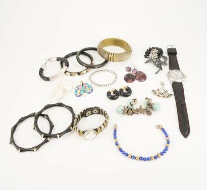 null Réunion de bijoux fantaisie comprenant : bracelet en lapis, montre, bracelets...