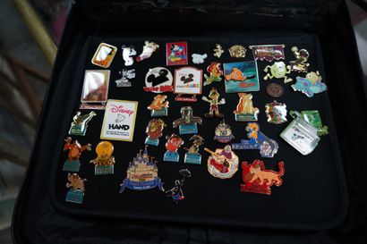 null Collection de badges et pin's Disney, certains édités spécialement pour les...