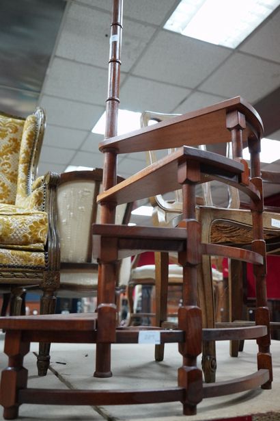 null *Bergère en bois naturel mouluré et sculpté, Style Louis XVI ; un fauteuil paillé...