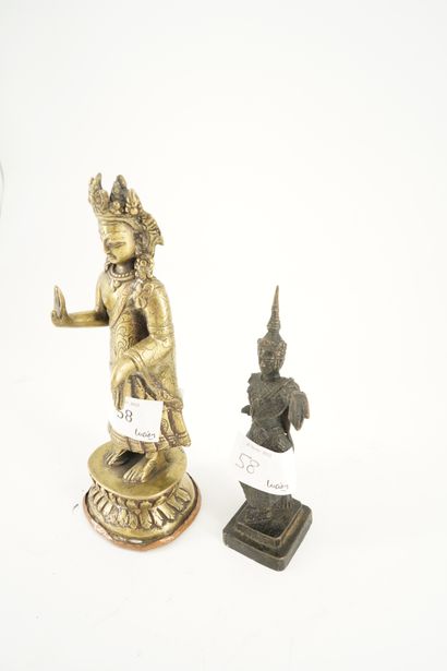 null Divinité en métal doré, Birmanie ou Thaïlande, XXe siècle. On y joint une petite...