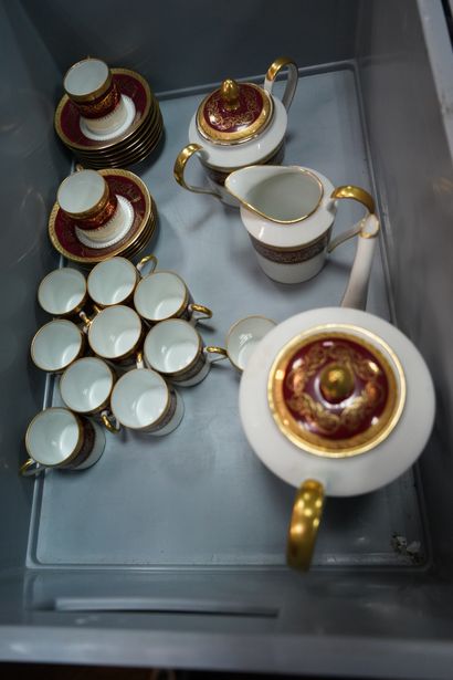 null Service à café en porcelaine de LIMOGES bordeaux et dorée sur fond blanc.