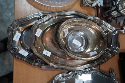 null Réunion de pièces en métal argenté comprenant : deux grands plats ovales bord...