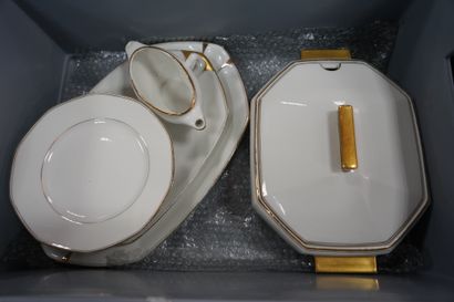 null Service de table en porcelaine blanche et or. Modèle Art Déco