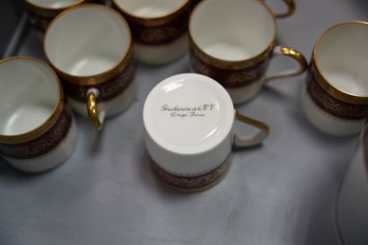 null Service à café en porcelaine de LIMOGES bordeaux et dorée sur fond blanc.