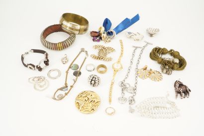 null Réunion de bijoux fantaisie comprenant : manchettes, bracelets joncs, broches,...