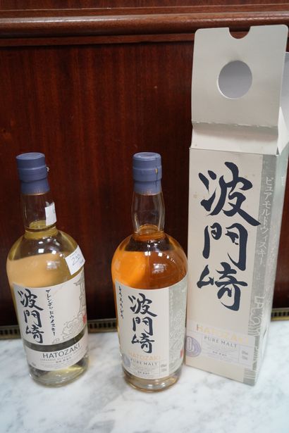 null Deux bouteilles de whisky japonais Hato Zaki.