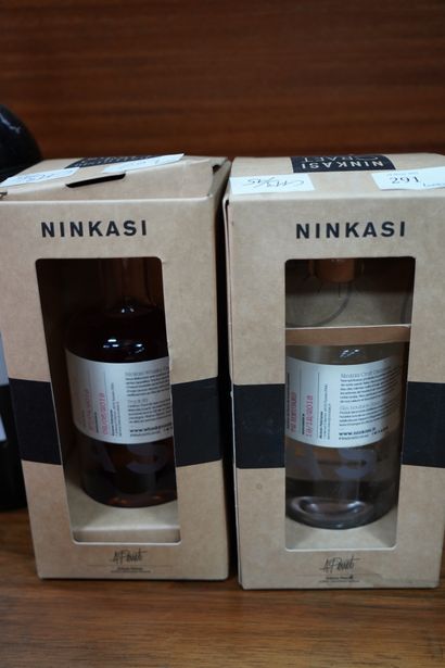 null Une bouteille Gin Ninkasi ; Une bouteille whisky Ninkasi.