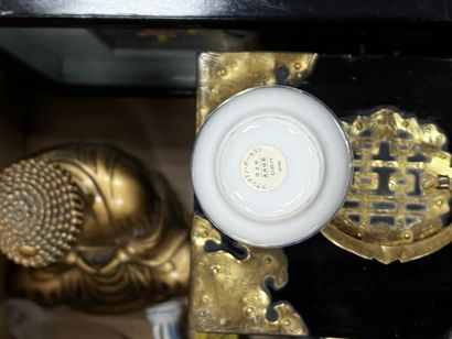 null Réunion d'objets dans le goût de la Chine comprenant coffret, bouddha, pièce...