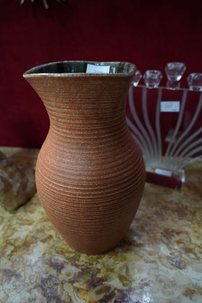 null ACCOLAY. Vase à panse pincée en céramique brune. H : 29 cm. Marque au dos