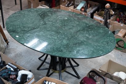 null Importante table de salle à manger de forme ovale à plateau de marbre vert de...