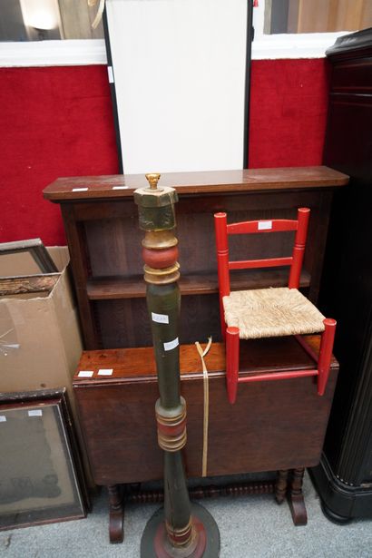 null *Bibus ; Table à abattant, piètement tourné ; Lampadaire en bois peint ; Chaise...