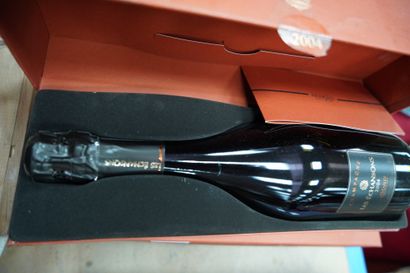 null Une bouteille Champagne Mailly Grand Cru 2008, dans son coffret en bois. Une...